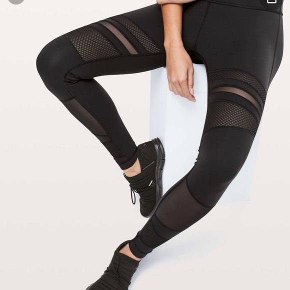 Lululemon Wunder Unders like new - Picture 2 of 5